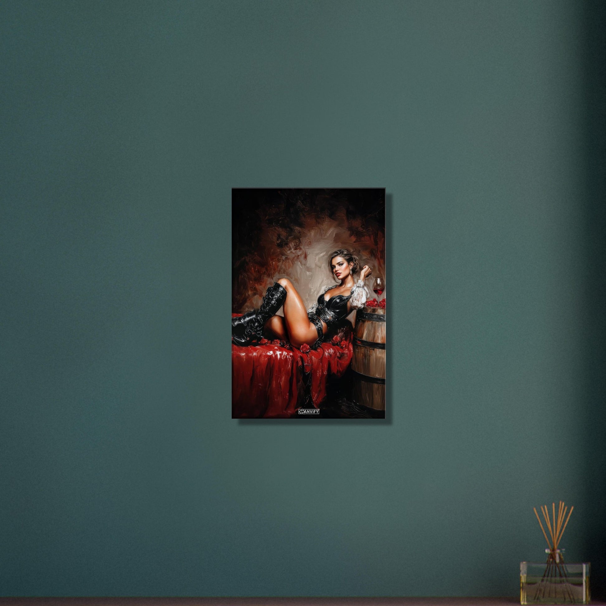 Sexy Frau im Barock Stil mit hohen Stiefeln und einem Glas Rotwein auf dem Bett auf einer Leinwand