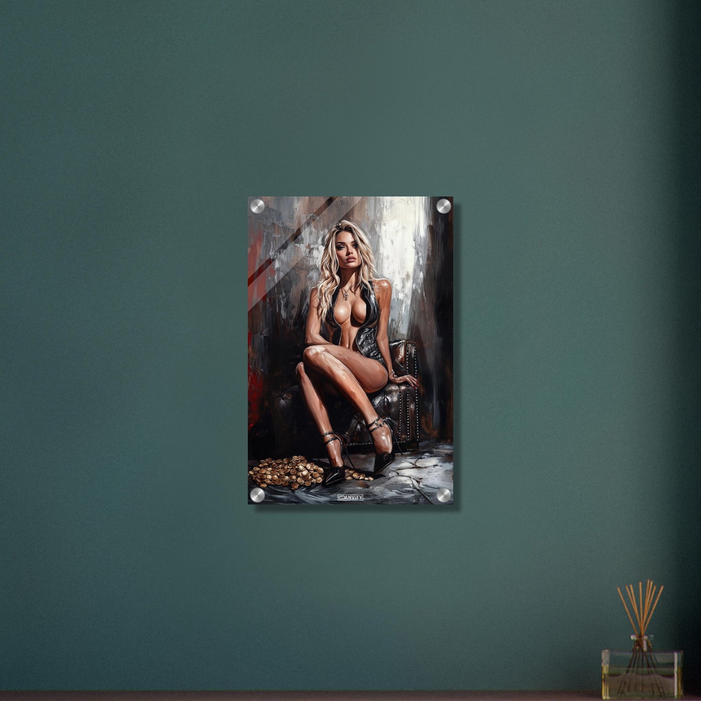 Sexy blonde Frau in schwarzer Jacke und in schwarzen High Heels mit Goldmünzen auf einem Acrylbild