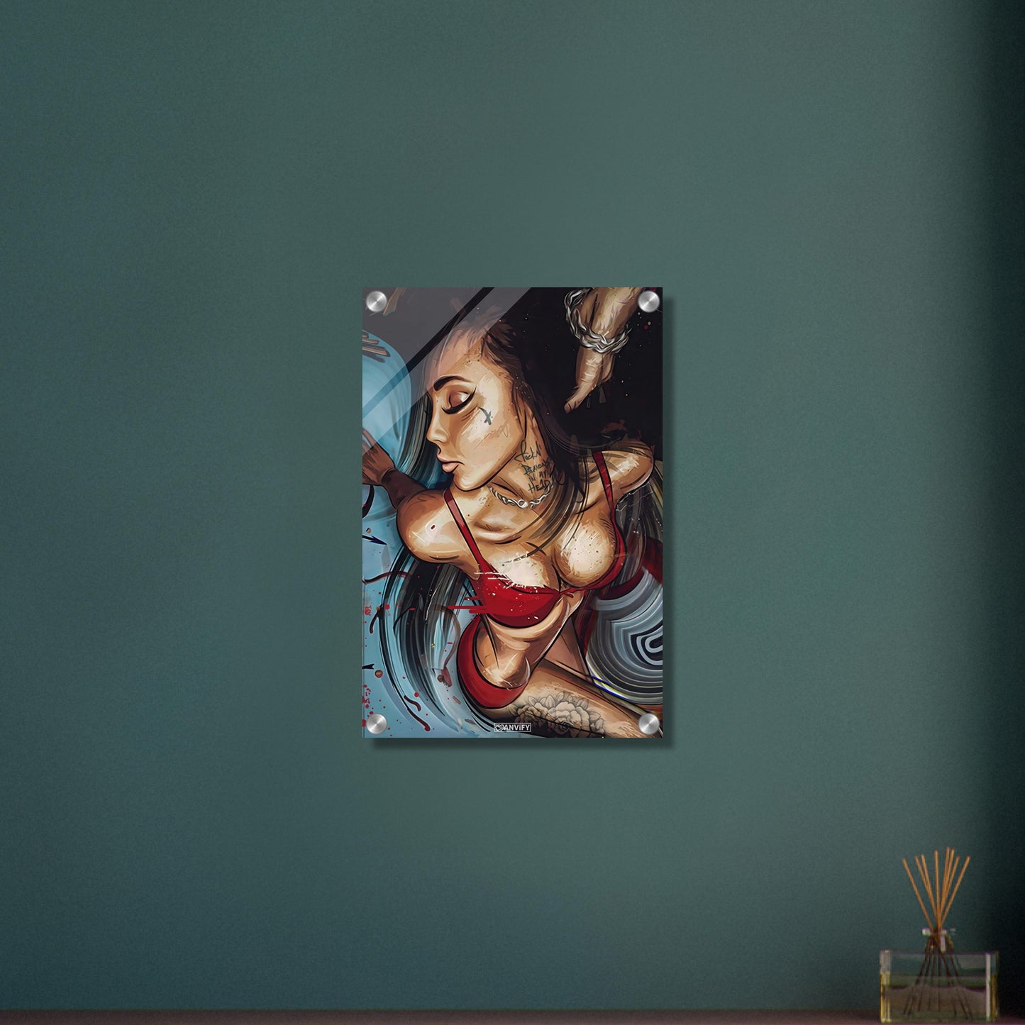 Sexy schöne dunkelhaarige Frau mit Tattoos in lasziver Pose und roter Unterwäsche auf einem Acrylbild