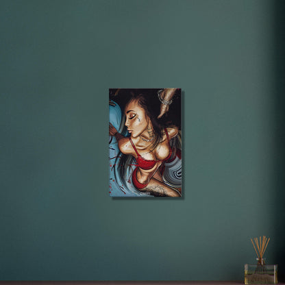 Sexy schöne dunkelhaarige Frau mit Tattoos in lasziver Pose und roter Unterwäsche auf einer Leinwand