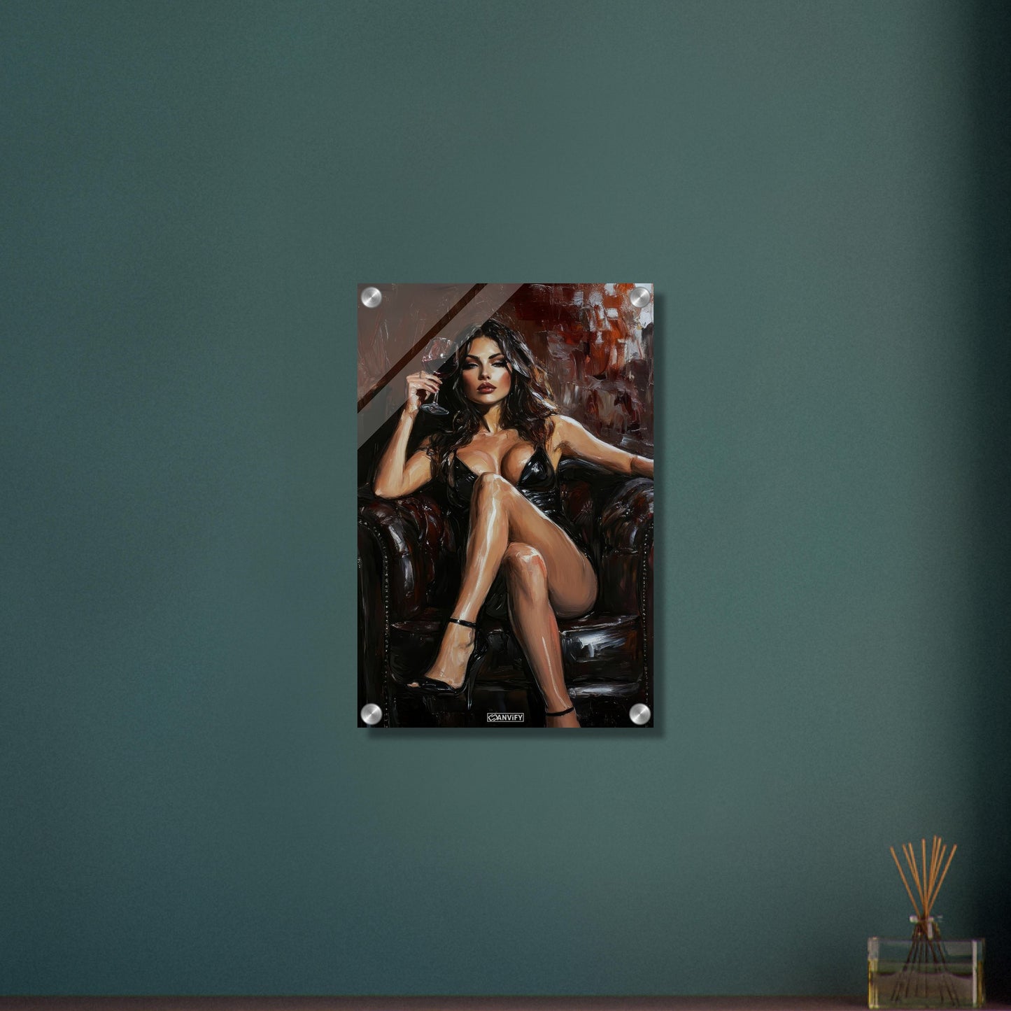 Sexy dunkelhaarige Frau mit einem Rotweinglas in der Hand auf einem Acrylbild