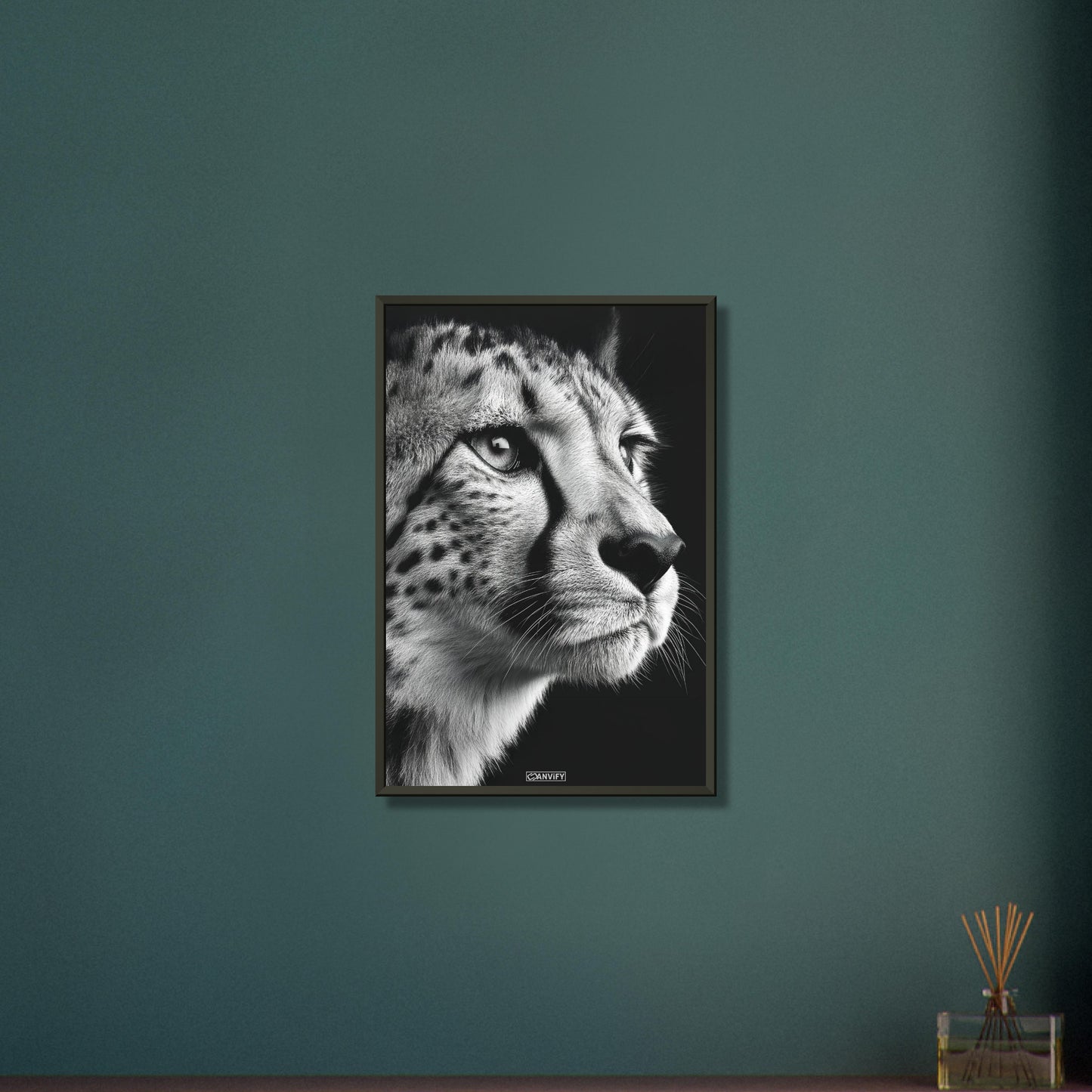 Gepard Portrait in Schwarz und Weiß auf einem Poster im Metallrahmen