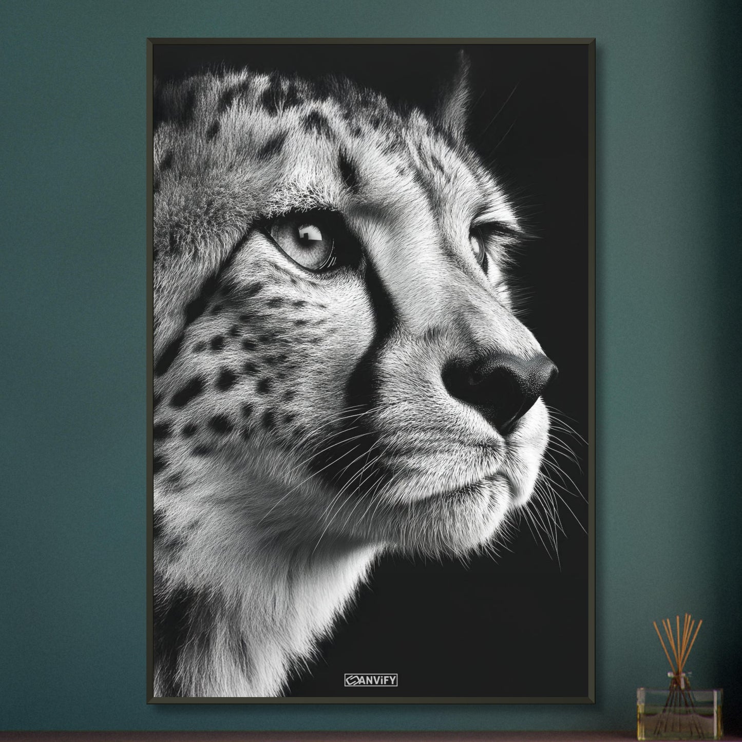 Gepard Portrait in Schwarz und Weiß auf einem Poster im Metallrahmen
