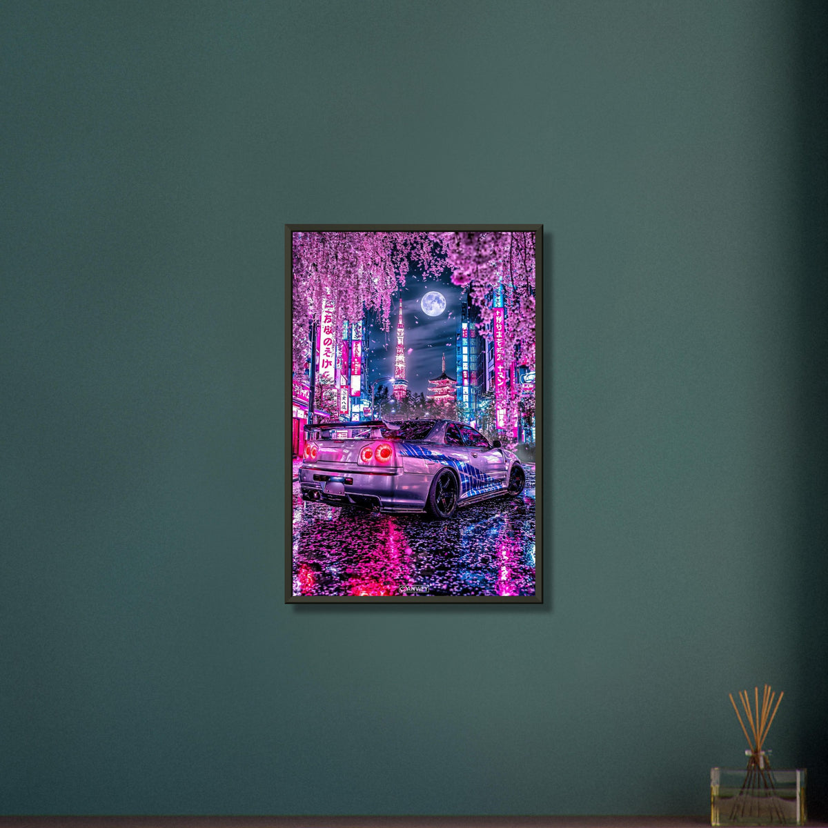 Nissan Skyline R34 GT-R in einer Vollmondnacht in Tokio unter einer Kirschblüte auf einem Poster im Metallrahmen