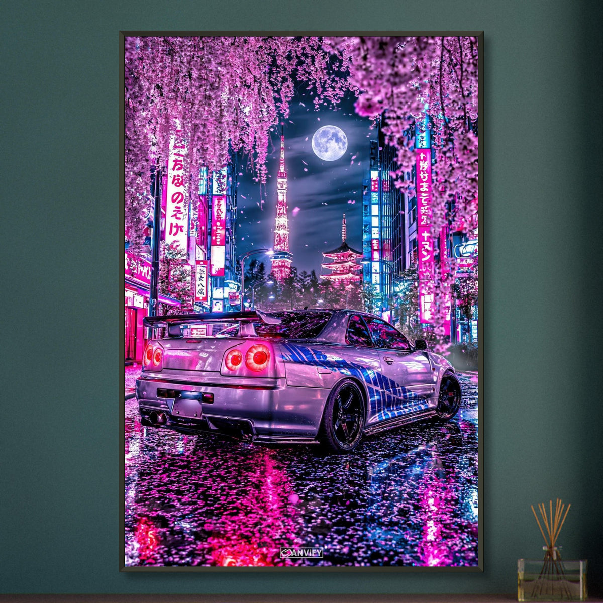 Nissan Skyline R34 GT-R in einer Vollmondnacht in Tokio unter einer Kirschblüte auf einem Poster im Metallrahmen