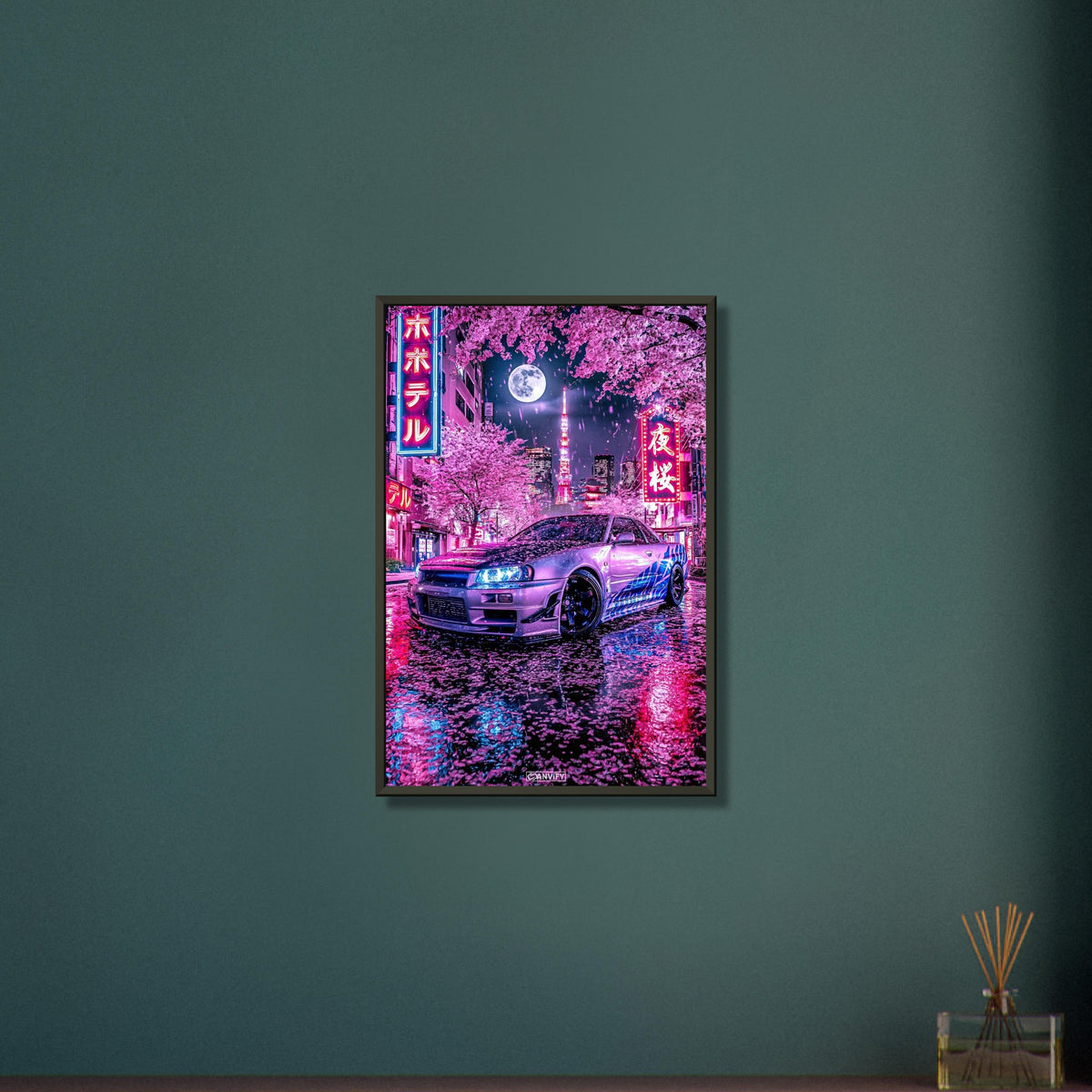 Nissan Skyline R34 GT-R in einer Vollmondnacht in Tokio unter einer Kirschblüte auf einem Poster im Metallrahmen