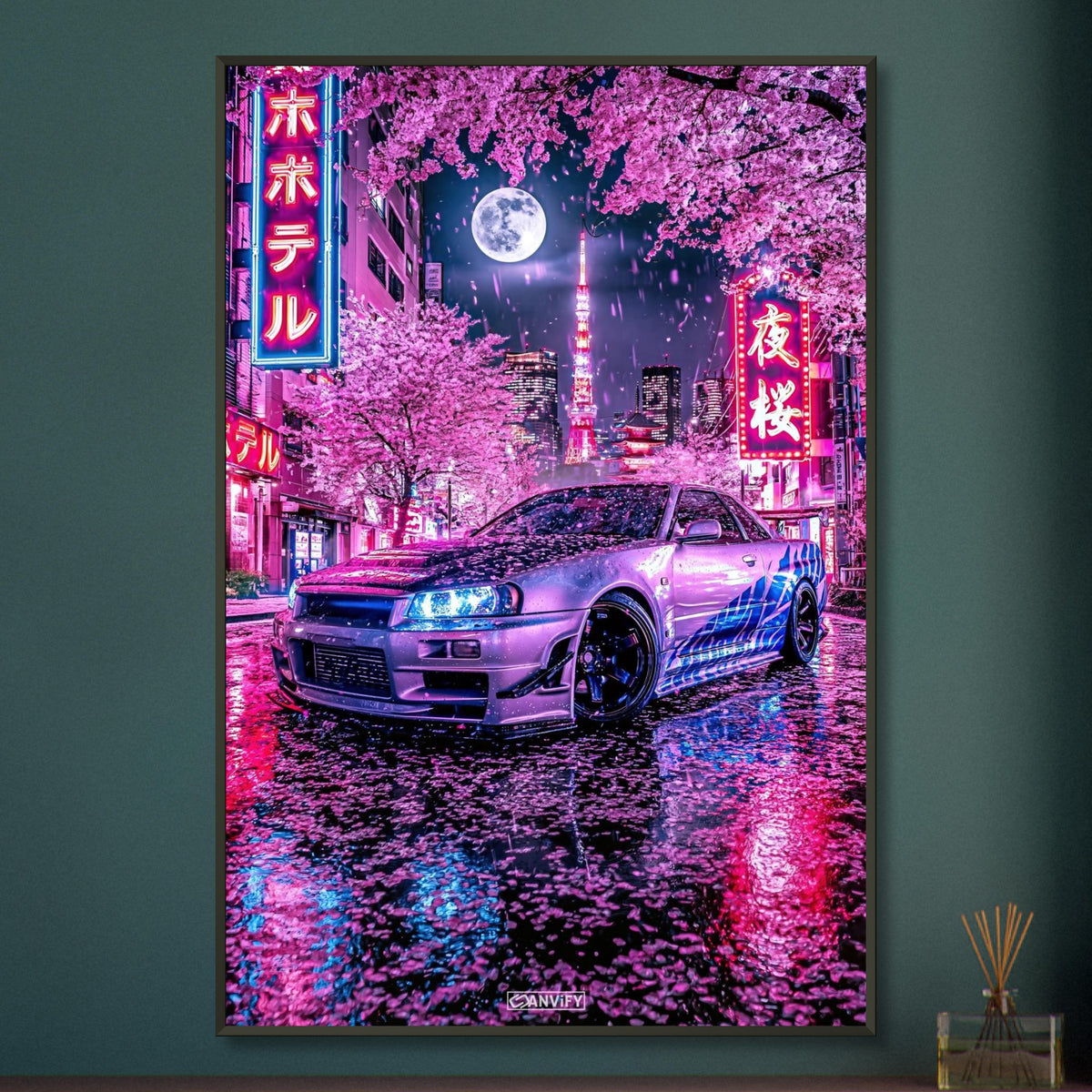 Nissan Skyline R34 GT-R in einer Vollmondnacht in Tokio unter einer Kirschblüte auf einem Poster im Metallrahmen