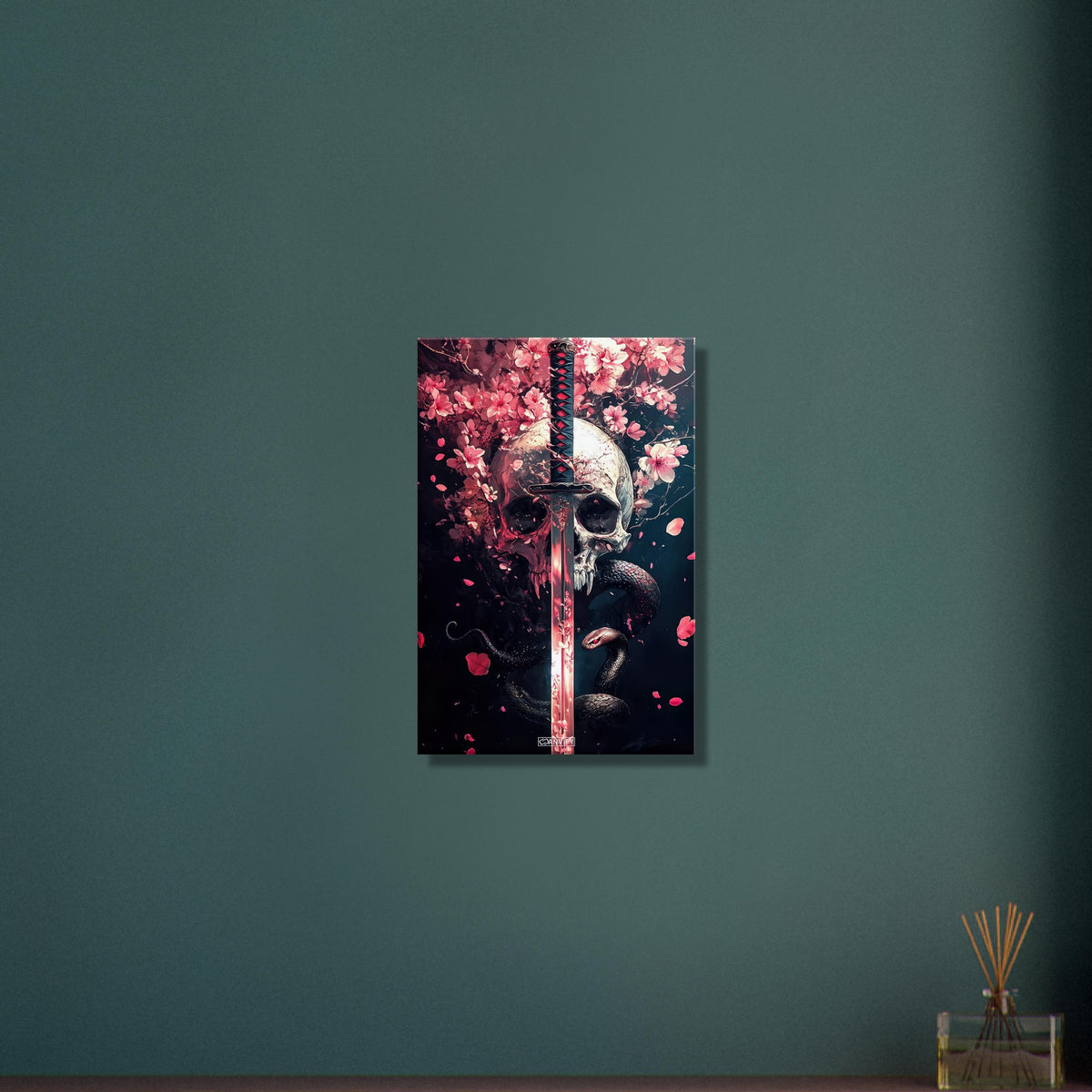 Totenkopf mit einem Katana, Blumen in Rosarot und einer Schlange auf einer Leinwand