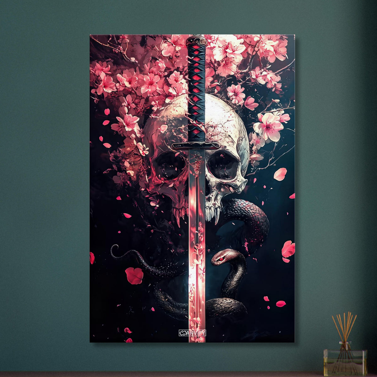 Totenkopf mit einem Katana, Blumen in Rosarot und einer Schlange auf einer Leinwand