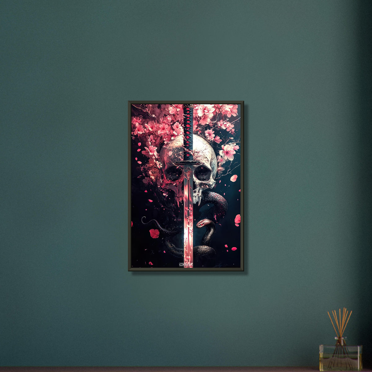 Totenkopf mit einem Katana, Blumen in Rosarot und einer Schlange auf einem Poster im Metallrahmen