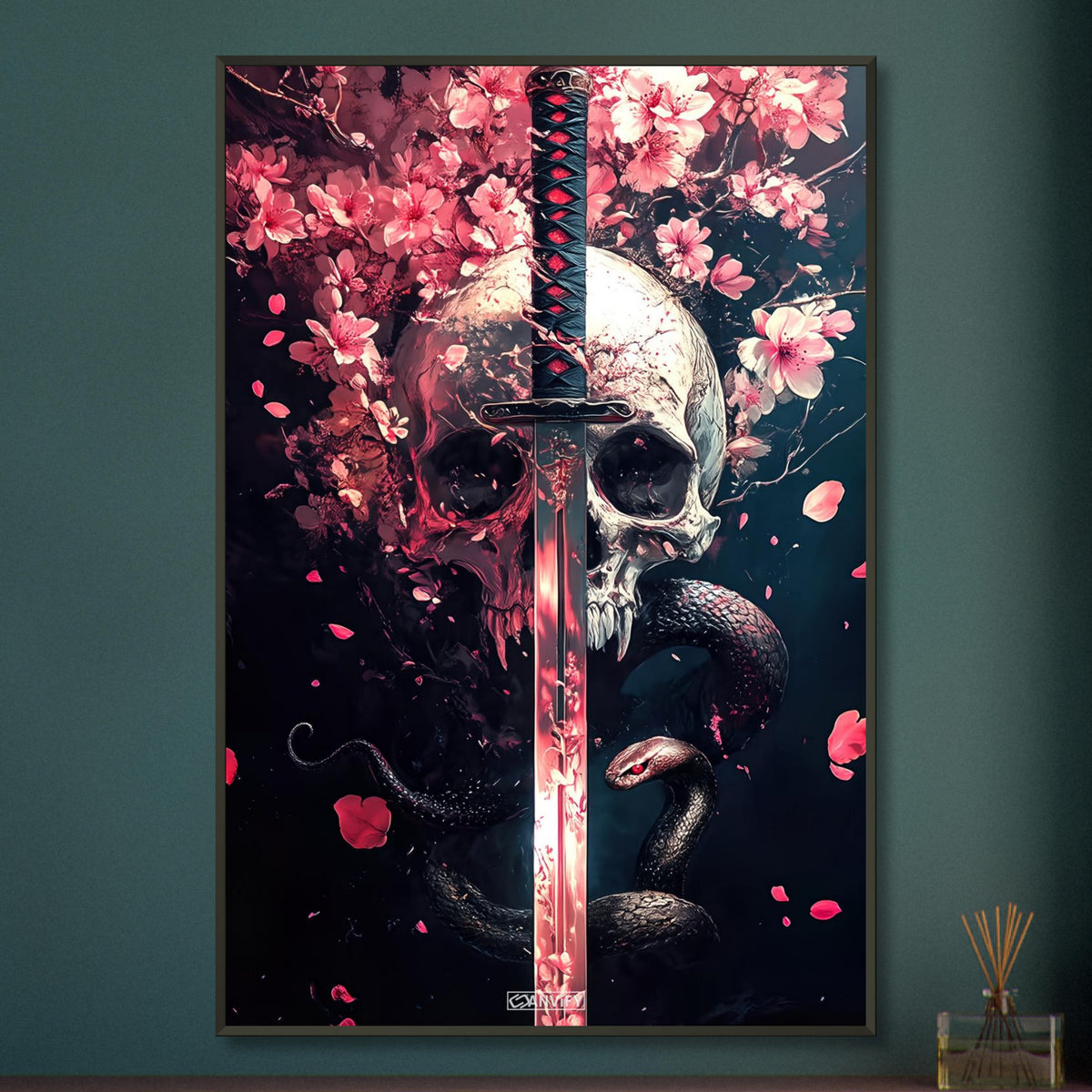 Totenkopf mit einem Katana, Blumen in Rosarot und einer Schlange auf einem Poster im Metallrahmen
