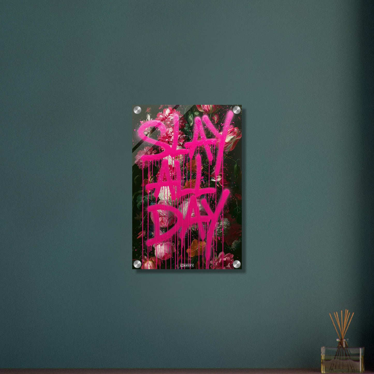 Blumen mit Spruch "Slay All Day" in pinker Graffiti Schrift auf einem Acrylbild