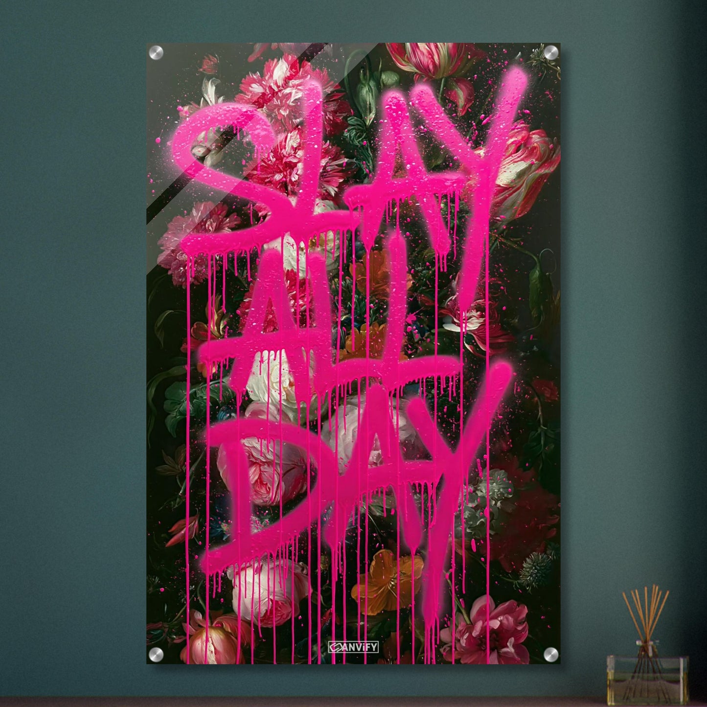 Blumen mit Spruch "Slay All Day" in pinker Graffiti Schrift auf einem Acrylbild