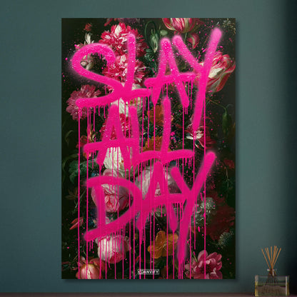 Blumen mit Spruch "Slay All Day" in pinker Graffiti Schrift auf Aluminium