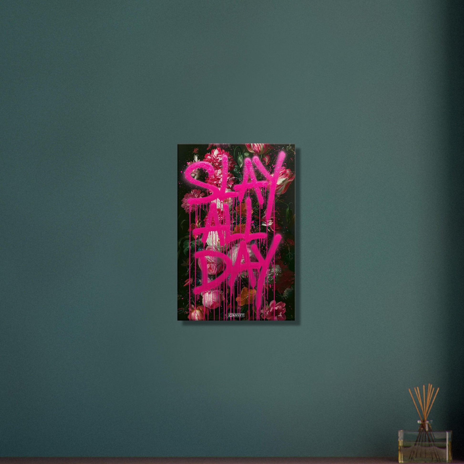 Blumen mit Spruch "Slay All Day" in pinker Graffiti Schrift auf einer Leinwand
