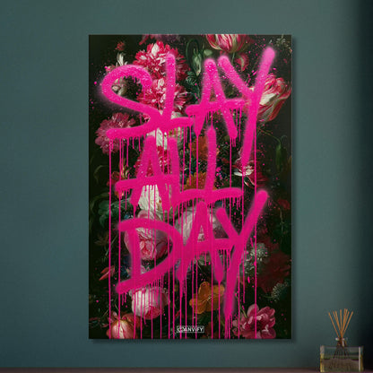 Blumen mit Spruch "Slay All Day" in pinker Graffiti Schrift auf einer Leinwand