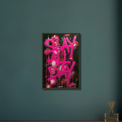 Blumen mit Spruch "Slay All Day" in pinker Graffiti Schrift auf einem Poster im Metallrahmen