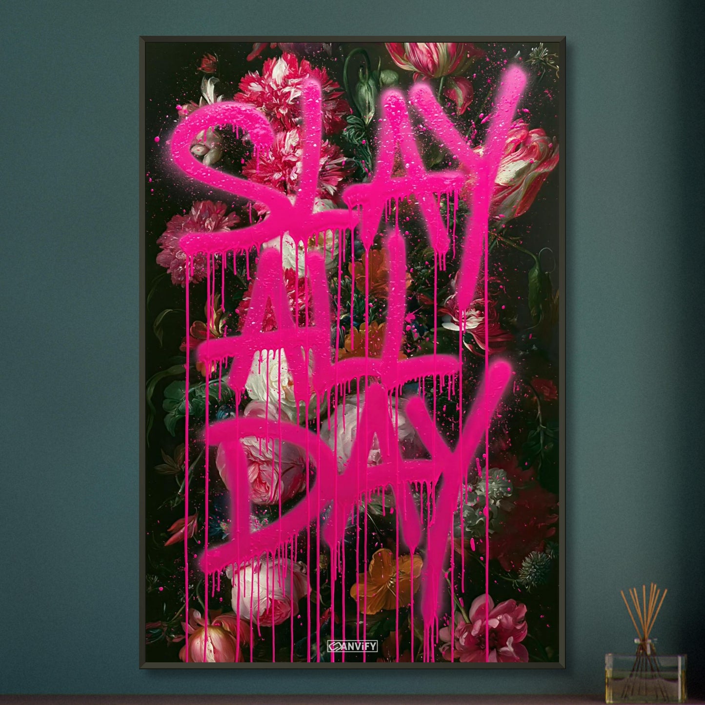 Blumen mit Spruch "Slay All Day" in pinker Graffiti Schrift auf einem Poster im Metallrahmen