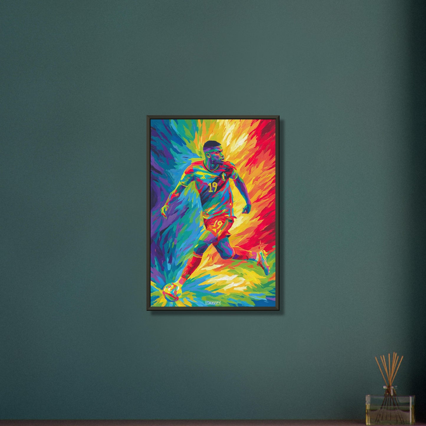 Lois Openda mit der Nummer 19 im belgischen Nationaltrikot im Pop Art Stil auf einem Poster im Metallrahmen