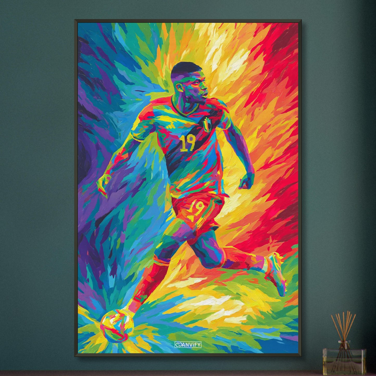 Lois Openda mit der Nummer 19 im belgischen Nationaltrikot im Pop Art Stil auf einem Poster im Metallrahmen