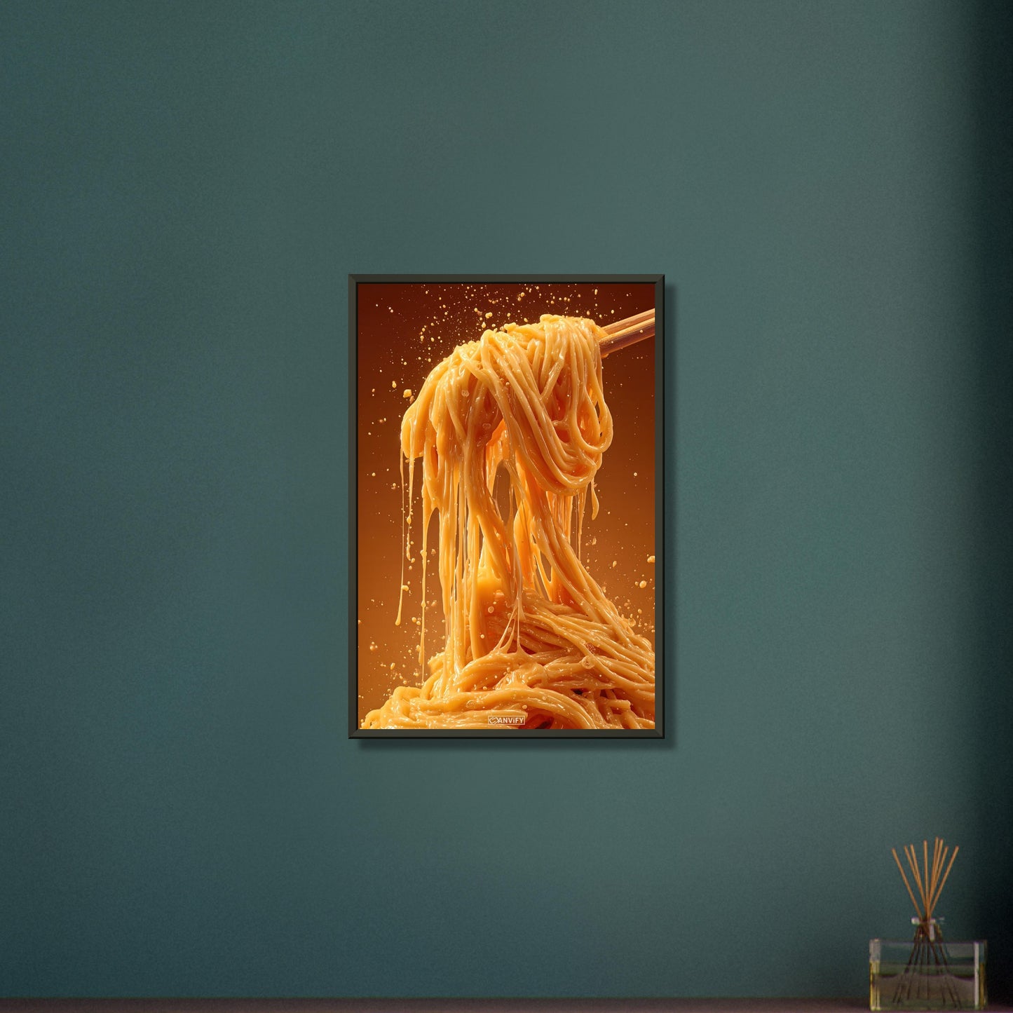 Spaghetti mit cremiger Käsesauce auf einem Poster im Metallrahmen
