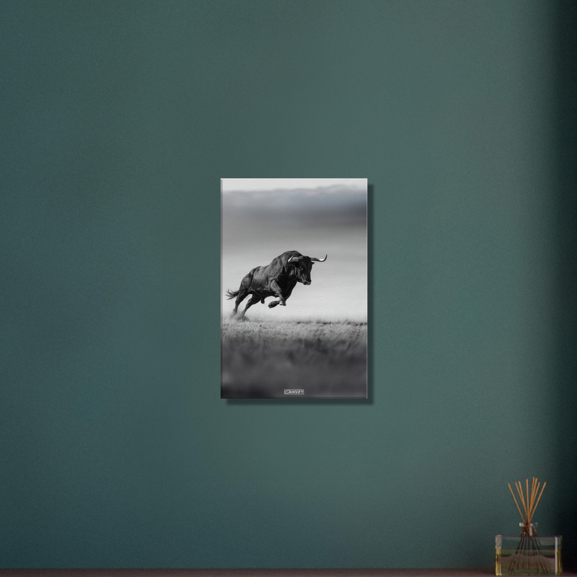 Spanischer Bulle in Schwarz und Weiß auf einer Leinwand