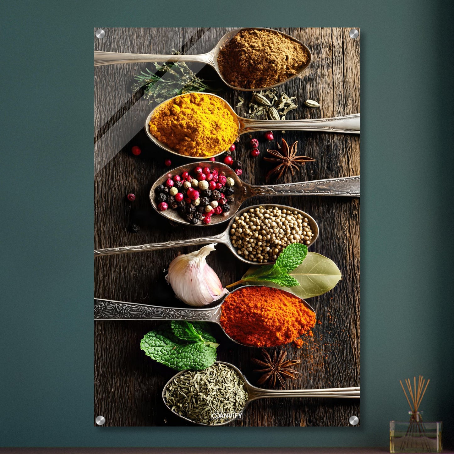 Pfeffer, Harissa, Curry, Kreuzkümmel und Zimt im Löffel auf einem Acrylbild