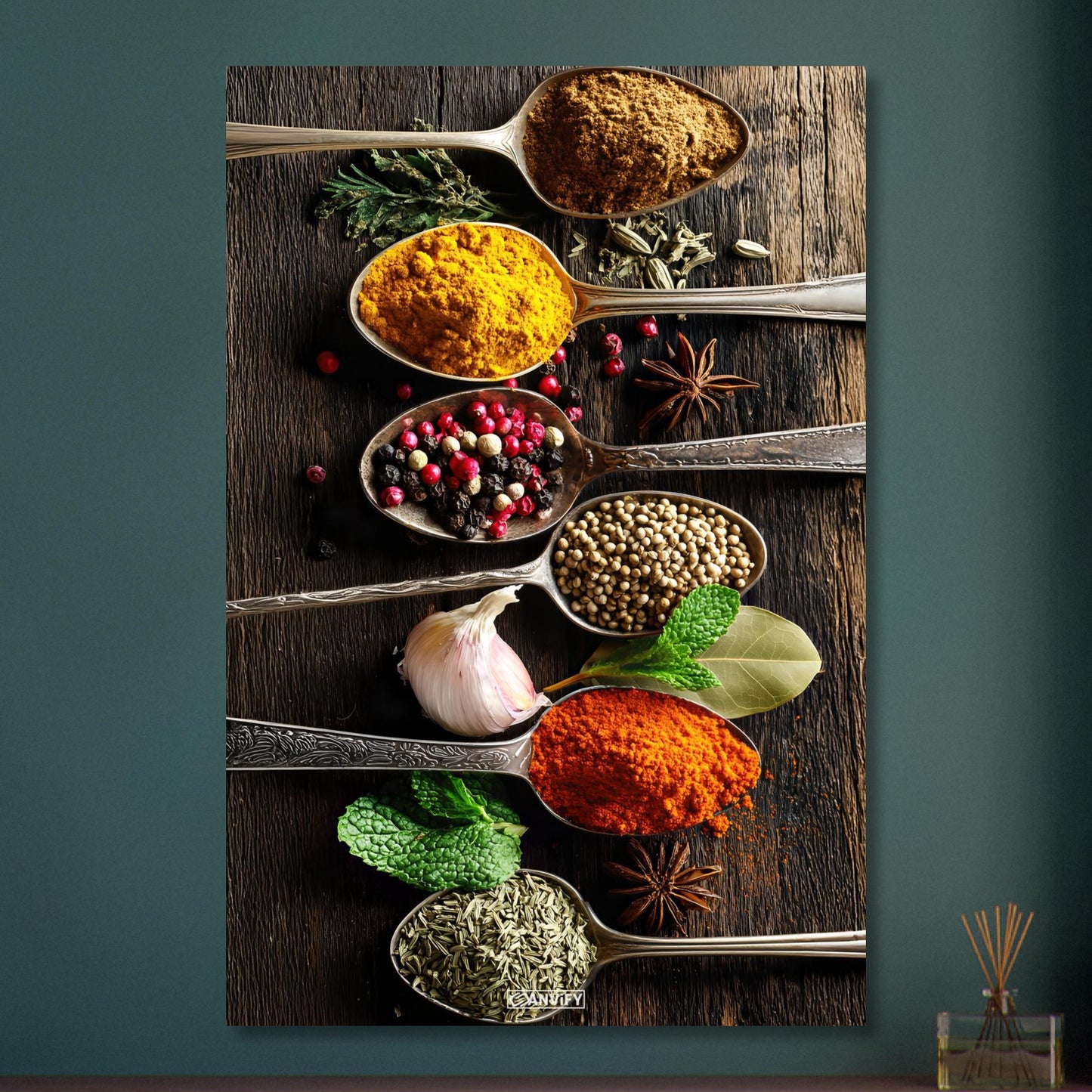 Pfeffer, Harissa, Curry, Kreuzkümmel und Zimt im Löffel auf Aluminium