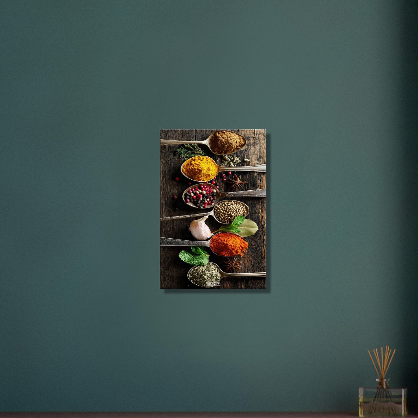 Pfeffer, Harissa, Curry, Kreuzkümmel und Zimt im Löffel auf einer Leinwand