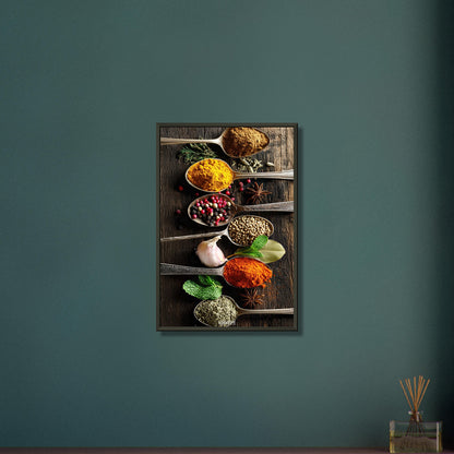 Pfeffer, Harissa, Curry, Kreuzkümmel und Zimt im Löffel auf einem Poster im Metallrahmen