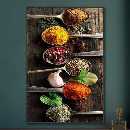 Pfeffer, Harissa, Curry, Kreuzkümmel und Zimt im Löffel auf einem Poster im Metallrahmen
