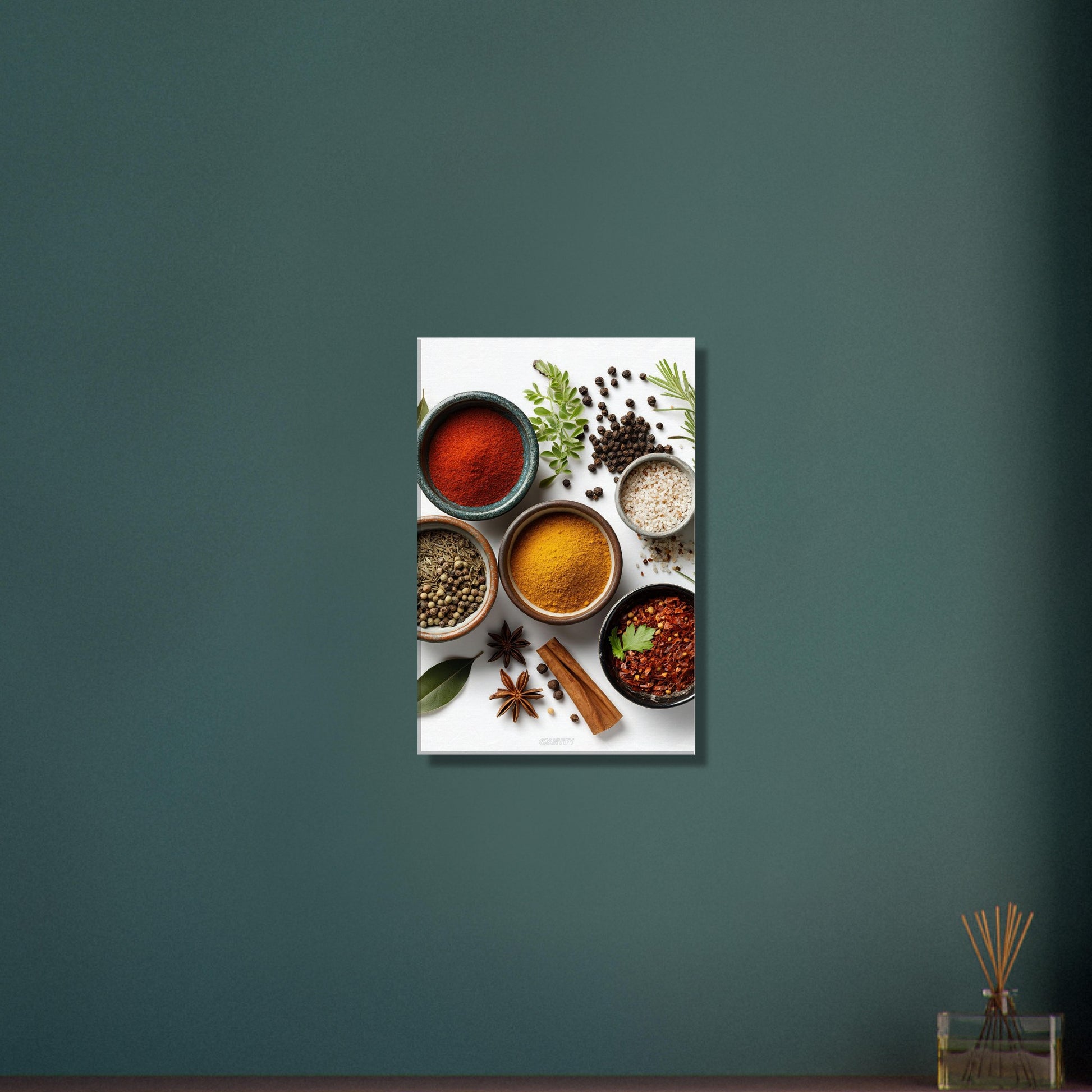 Curry, Pfeffer, Kreuzkümmel, Salz, Harissa und Aleppo Chili in Schalen auf einer Leinwand