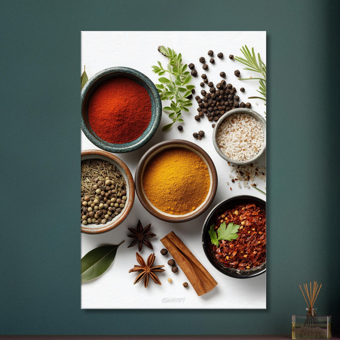 Curry, Pfeffer, Kreuzkümmel, Salz, Harissa und Aleppo Chili in Schalen auf einer Leinwand