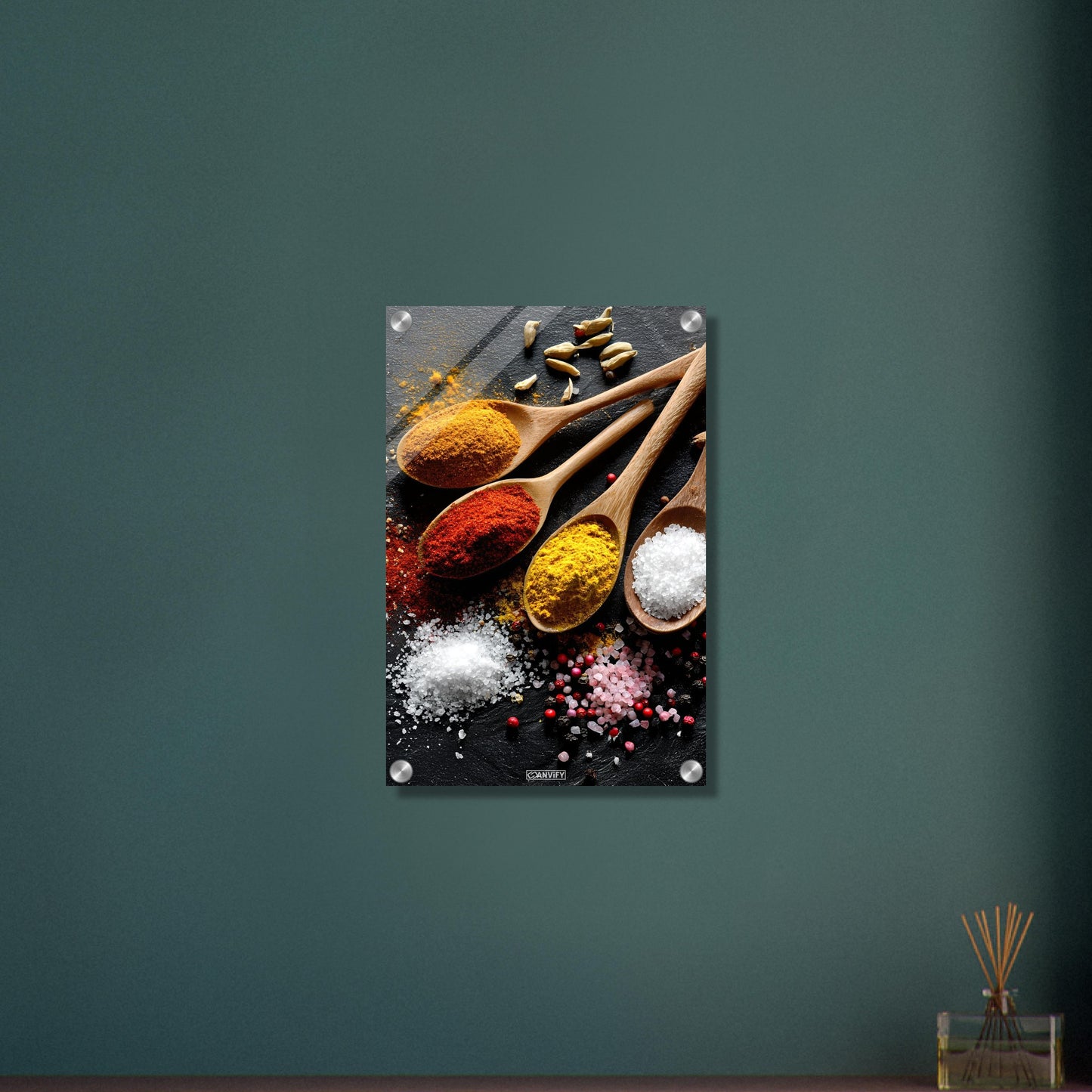 Curry, Harissa, Salz und Muskatnuss im Holzlöffel auf einem Acrylbild