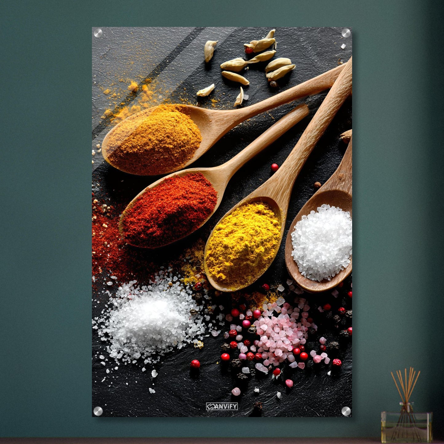 Curry, Harissa, Salz und Muskatnuss im Holzlöffel auf einem Acrylbild