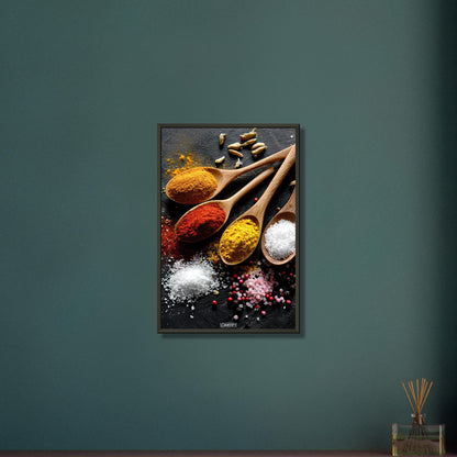 Curry, Harissa, Salz und Muskatnuss im Holzlöffel auf einem Poster im Metallrahmen