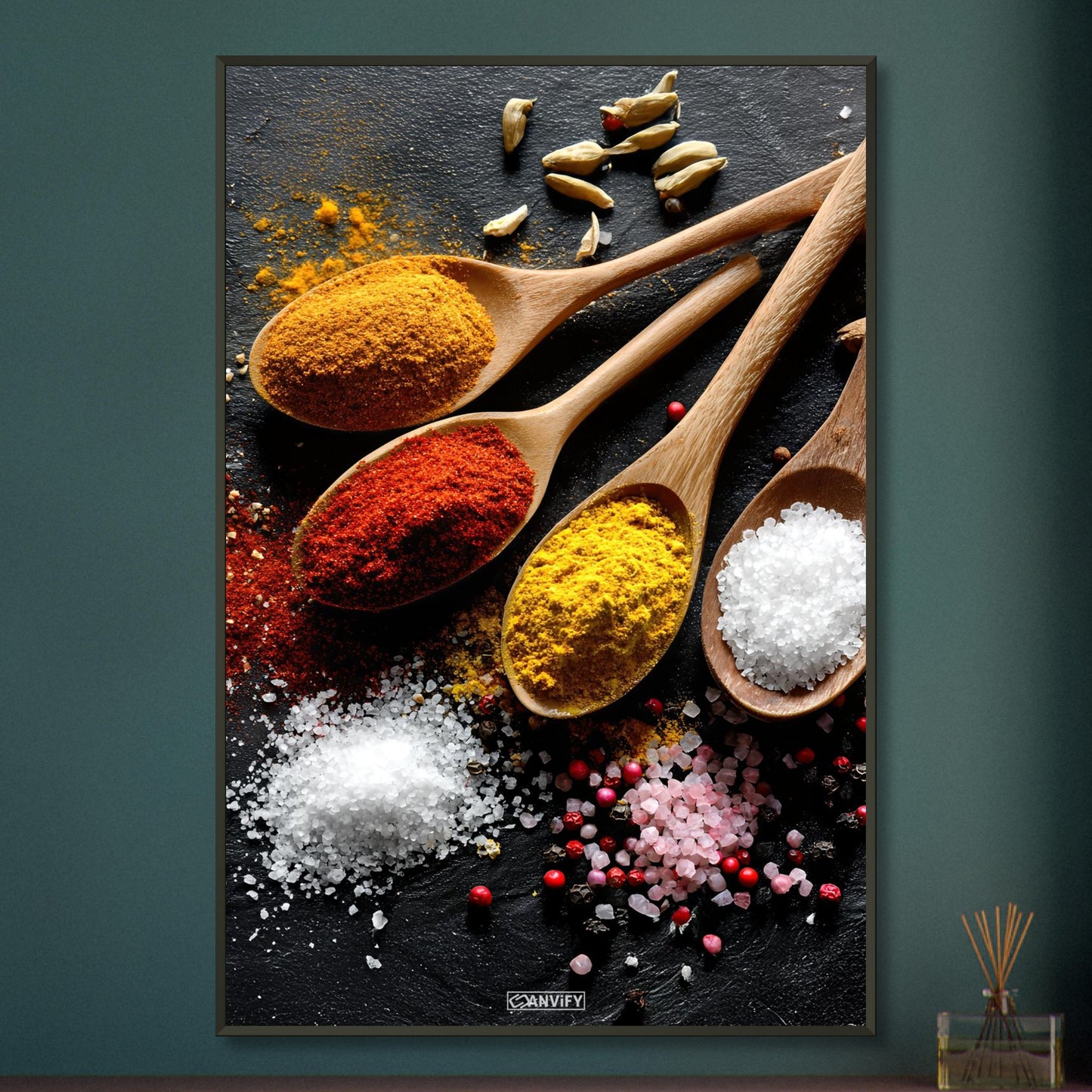 Curry, Harissa, Salz und Muskatnuss im Holzlöffel auf einem Poster im Metallrahmen