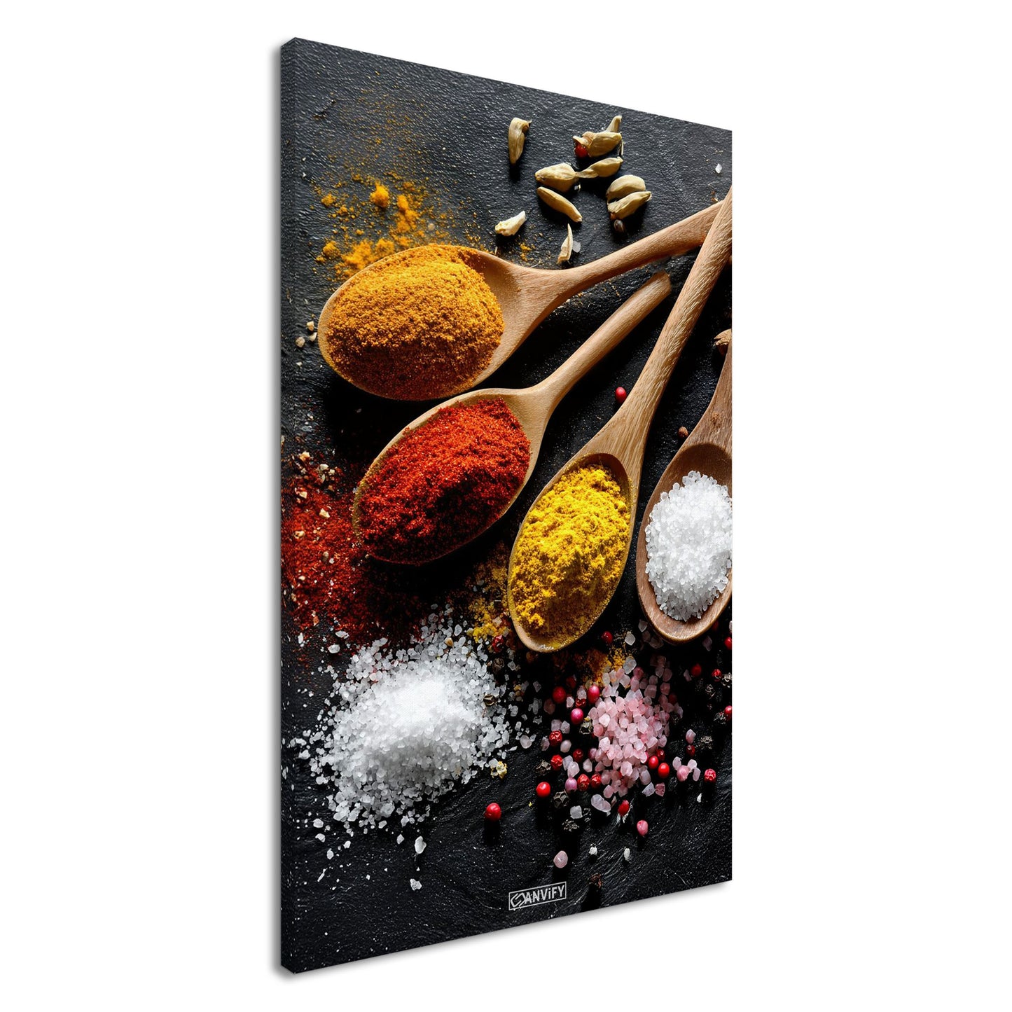 Curry, Harissa, Salz und Muskatnuss im Holzlöffel auf einer Leinwand