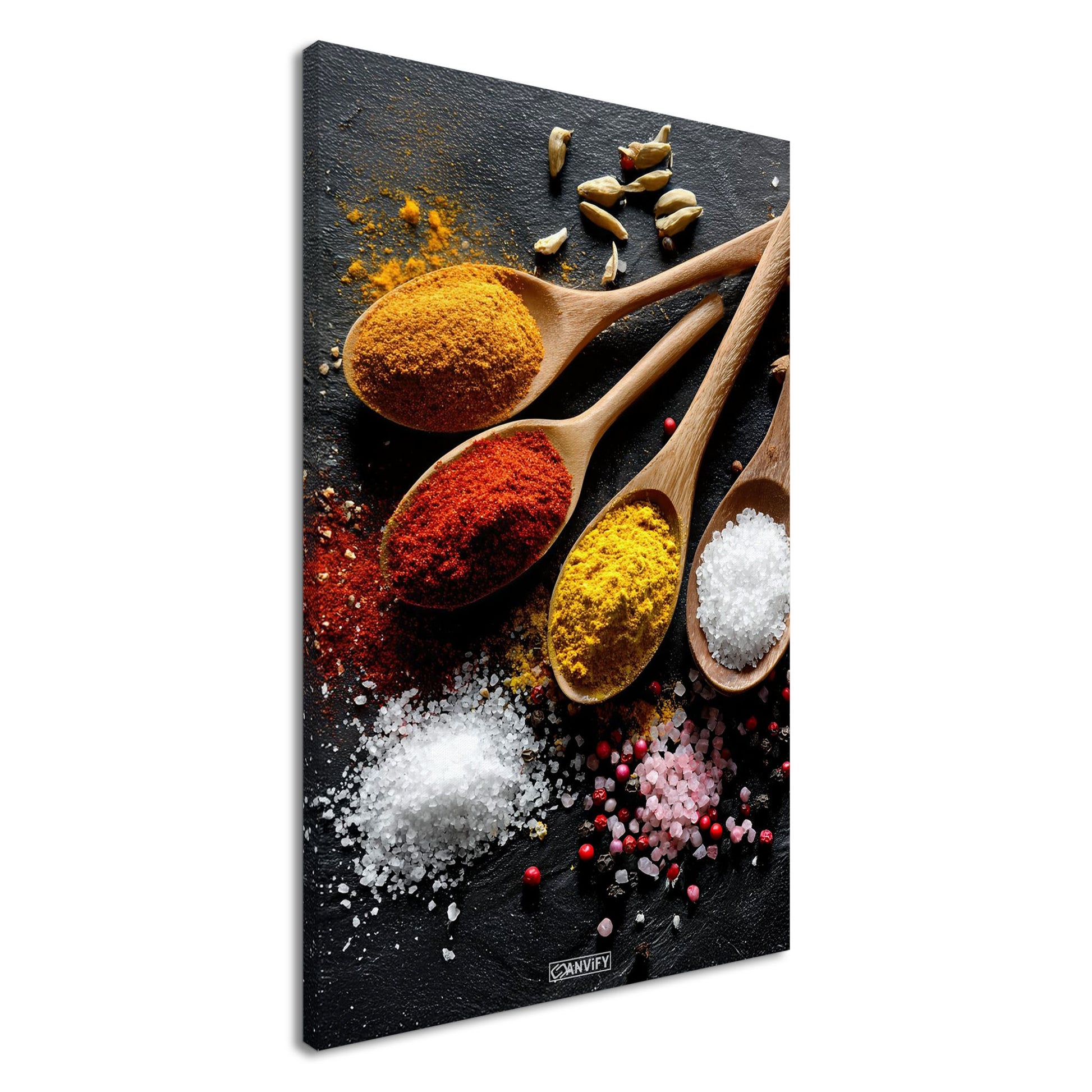 Curry, Harissa, Salz und Muskatnuss im Holzlöffel auf einer Leinwand