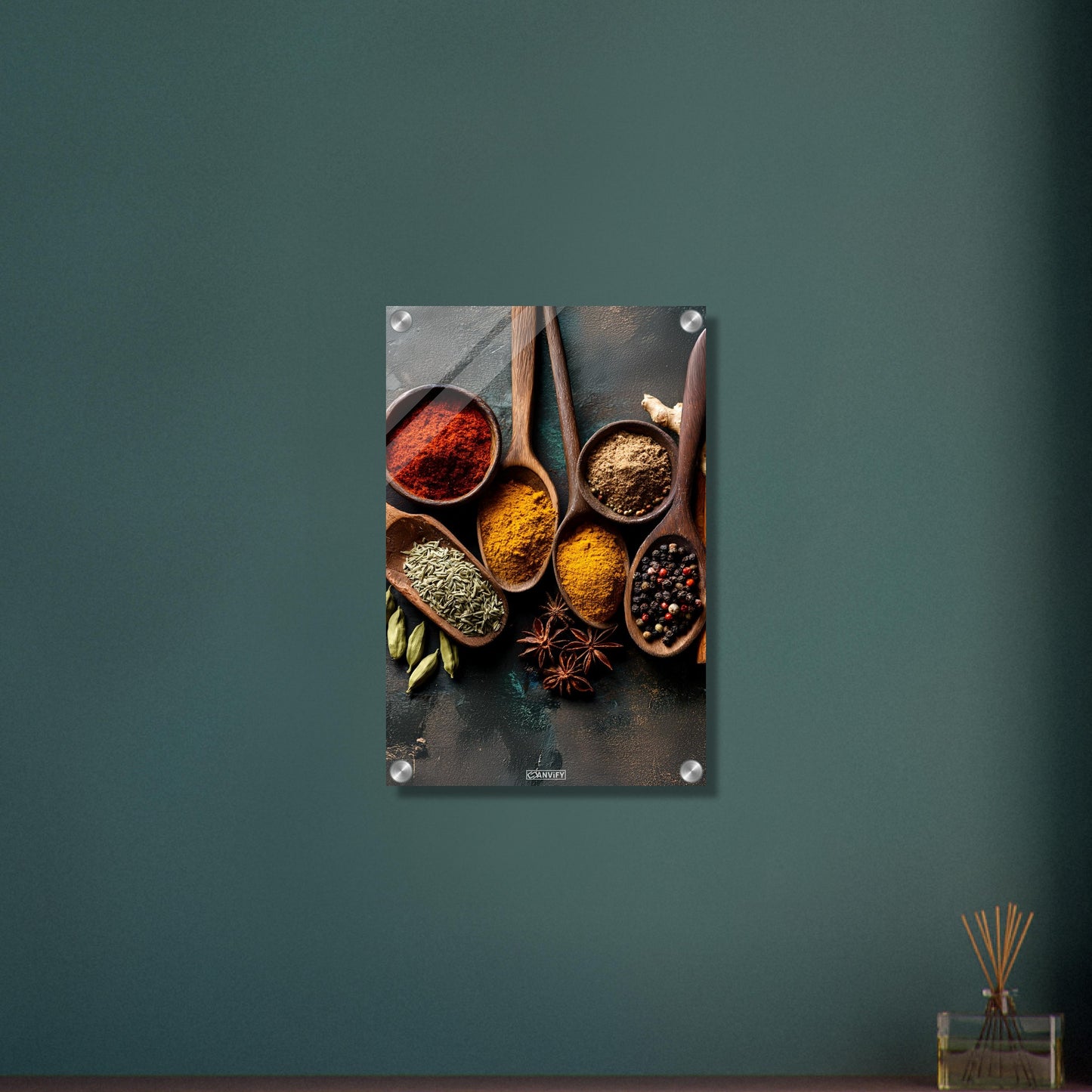 Harissa, Curry, Muskatnuss, Pfeffer und Kreuzkümmel im Holzlöffel auf einem Acrylbild