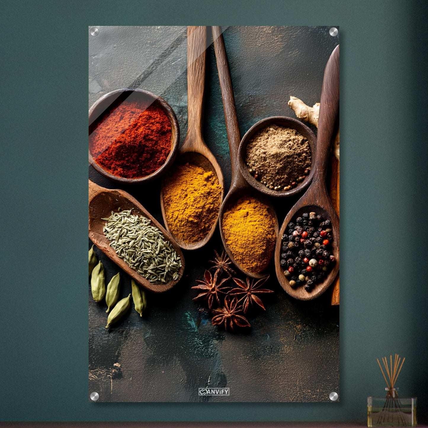 Harissa, Curry, Muskatnuss, Pfeffer und Kreuzkümmel im Holzlöffel auf einem Acrylbild