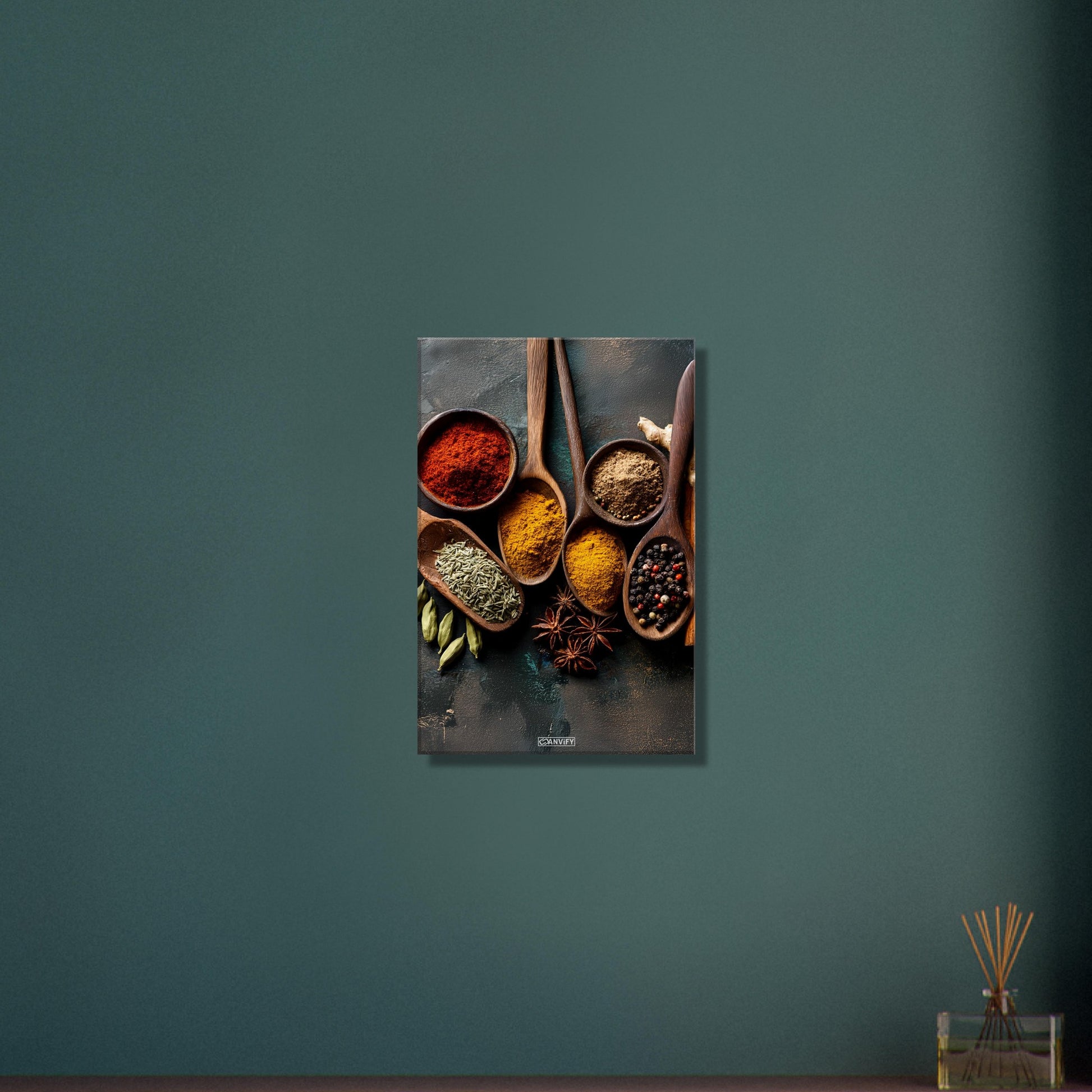 Harissa, Curry, Muskatnuss, Pfeffer und Kreuzkümmel im Holzlöffel auf einer Leinwand
