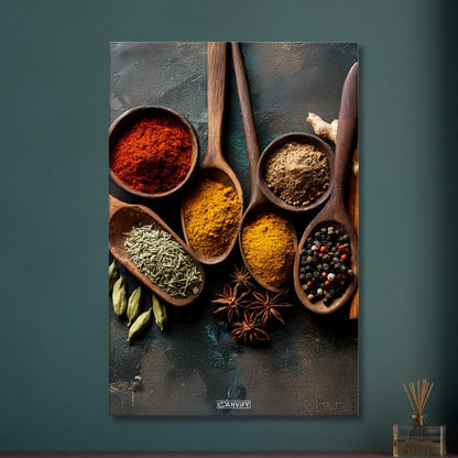 Harissa, Curry, Muskatnuss, Pfeffer und Kreuzkümmel im Holzlöffel auf einer Leinwand