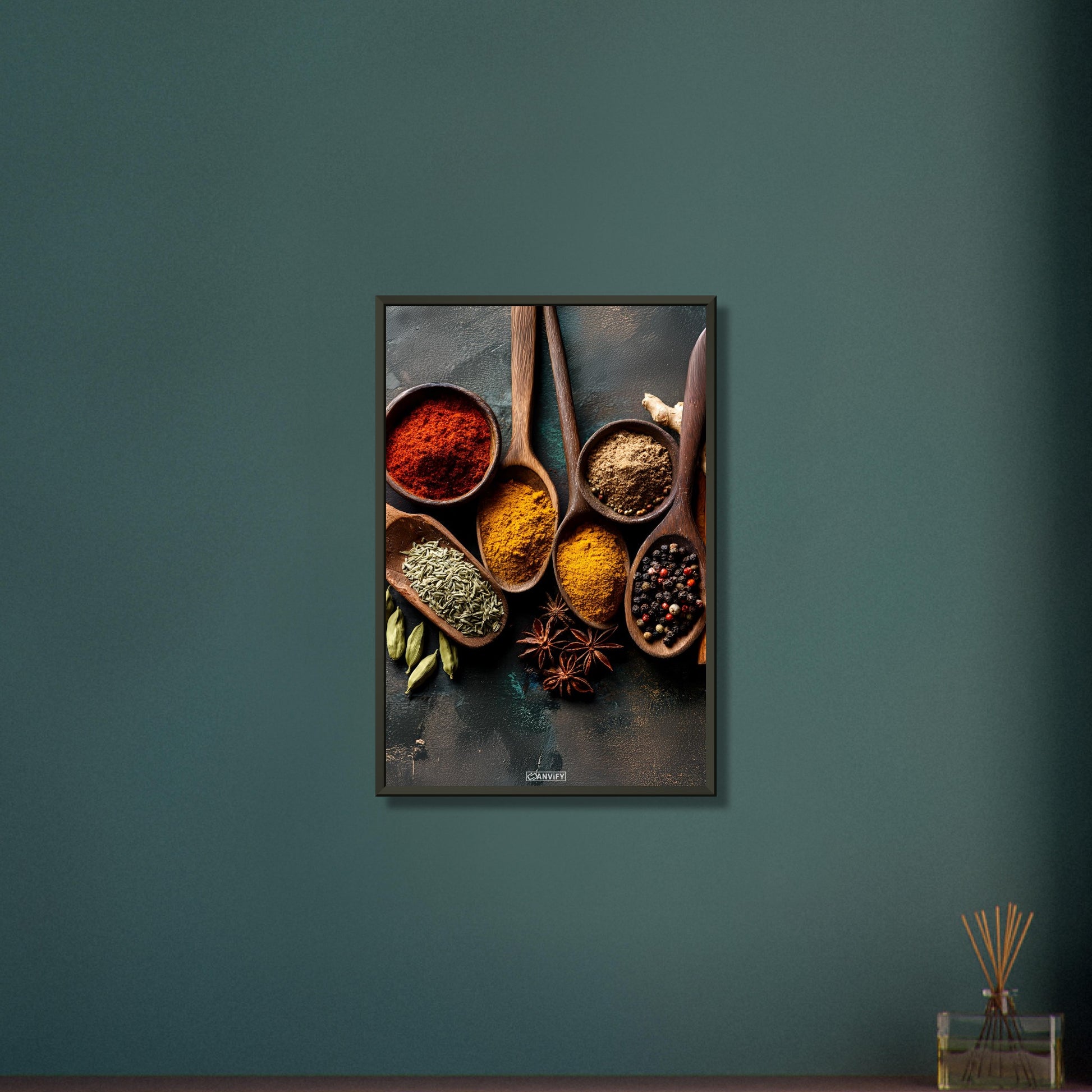 Harissa, Curry, Muskatnuss, Pfeffer und Kreuzkümmel im Holzlöffel auf einem Poster im Metallrahmen