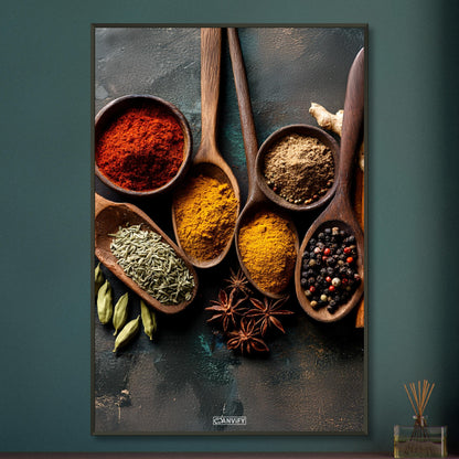 Harissa, Curry, Muskatnuss, Pfeffer und Kreuzkümmel im Holzlöffel auf einem Poster im Metallrahmen