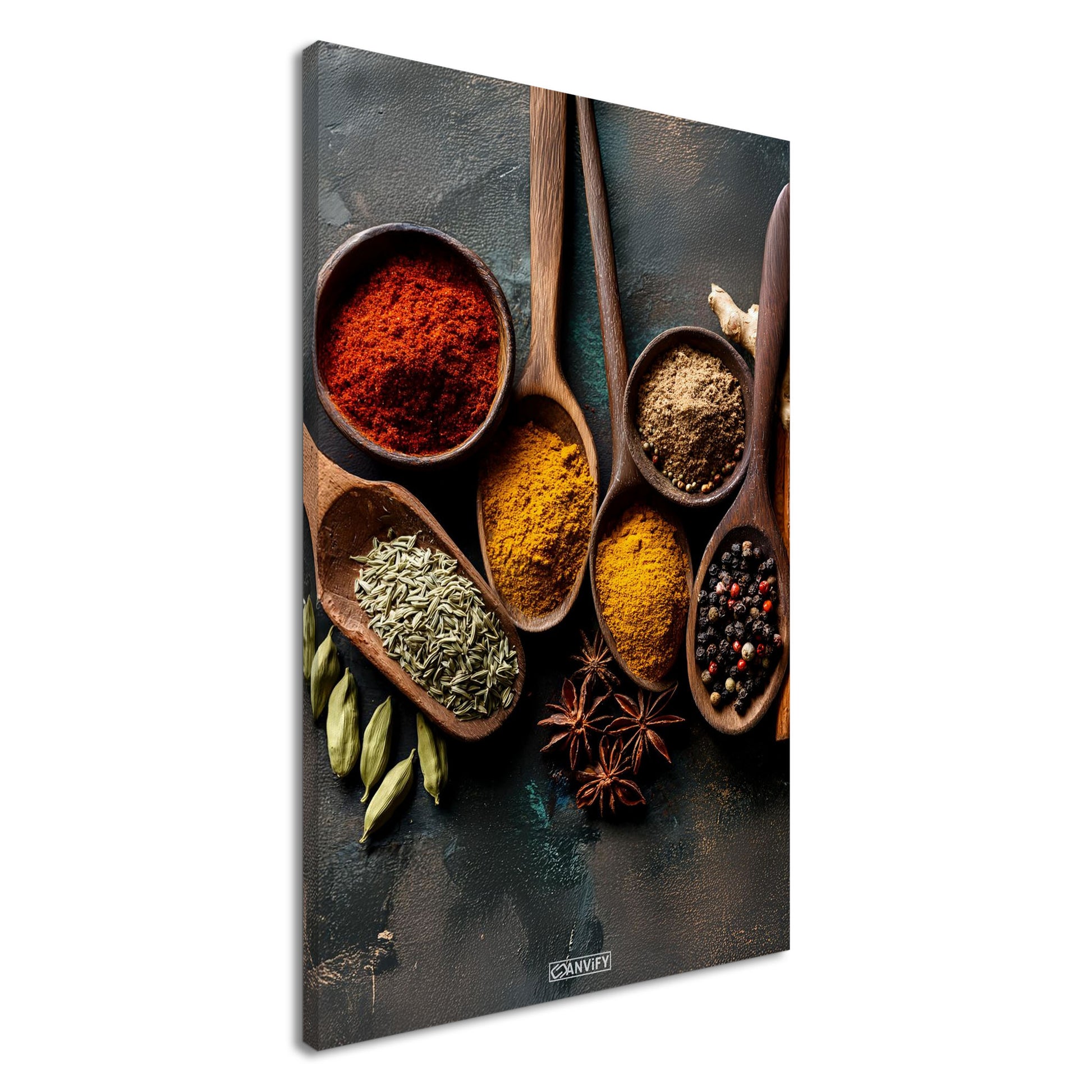 Harissa, Curry, Muskatnuss, Pfeffer und Kreuzkümmel im Holzlöffel auf einer Leinwand