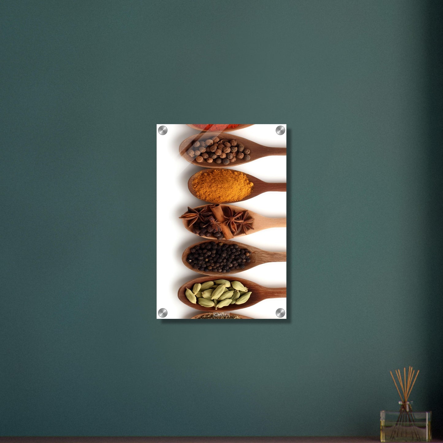 Harissa, Curry, Pfeffer, Kreuzkümmel, Vanille, Kardamomkapseln und Koriander im Holzlöffel auf einem Acrylbild