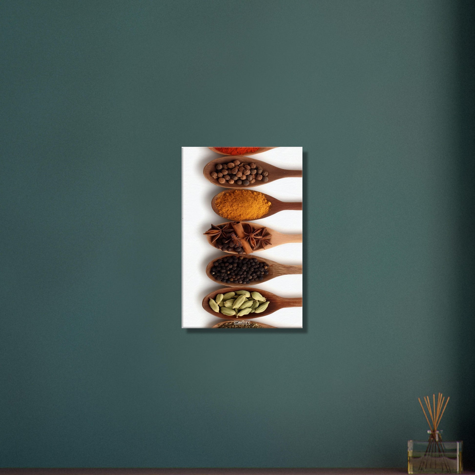 Harissa, Curry, Pfeffer, Kreuzkümmel, Vanille, Kardamomkapseln und Koriander im Holzlöffel auf einer Leinwand