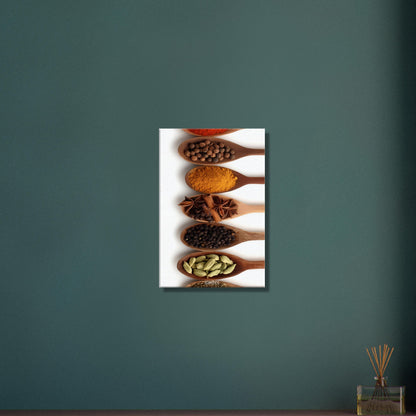 Harissa, Curry, Pfeffer, Kreuzkümmel, Vanille, Kardamomkapseln und Koriander im Holzlöffel auf einer Leinwand
