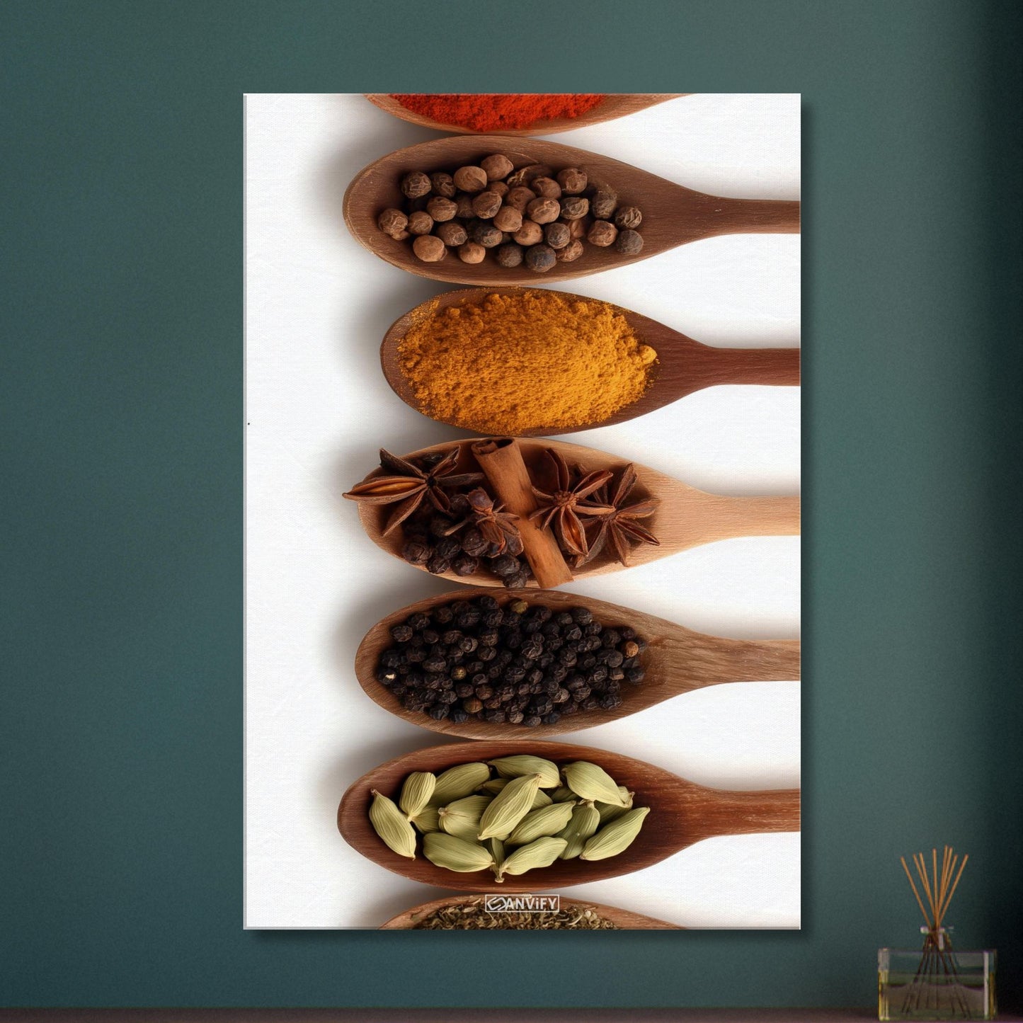 Harissa, Curry, Pfeffer, Kreuzkümmel, Vanille, Kardamomkapseln und Koriander im Holzlöffel auf einer Leinwand